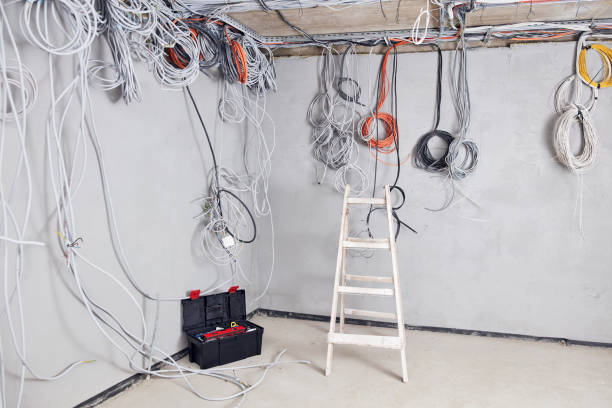 пучок электрических проводов готов к монтажу на строительной площадке. - electricity chaos cable connection стоковые фото и изображения