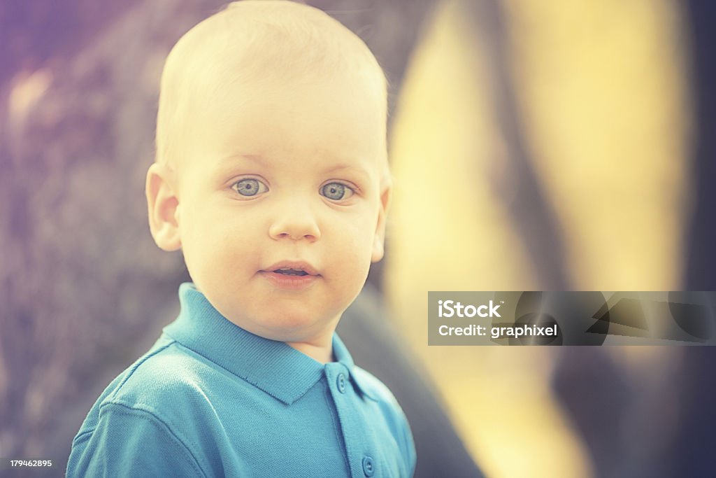 Portret Mały chłopiec w parku - Zbiór zdjęć royalty-free (Beztroski)