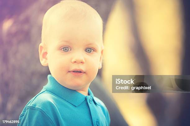 Portret Mały Chłopiec W Parku - zdjęcia stockowe i więcej obrazów Beztroski - Beztroski, Chłopcy, Dobrze ubrany