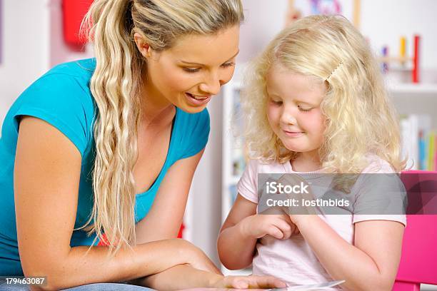 Blonde Mädchen Genießen Geschichtenerzählen Stockfoto und mehr Bilder von 4-5 Jahre - 4-5 Jahre, Anleitung - Konzepte, Bilderbuch - Illustrationen