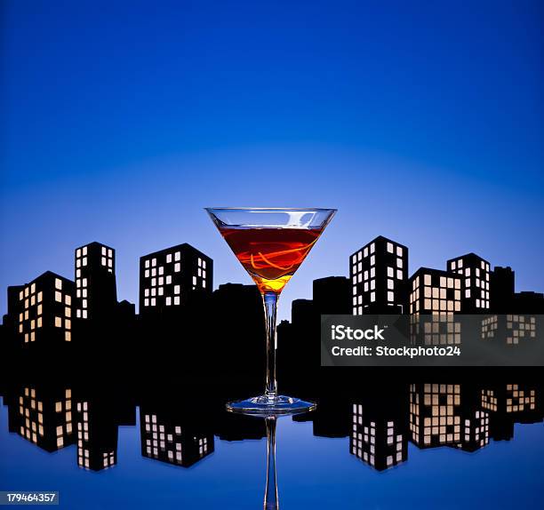 Photo libre de droit de Metropolis Cocktail Manhattan banque d'images et plus d'images libres de droit de Amer - Alcool - Amer - Alcool, Boisson, Cocktail - Alcool