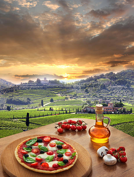 paisaje de viñedos de la pizza italiana en italia contra - tuscany florence italy chianti region italy fotografías e imágenes de stock