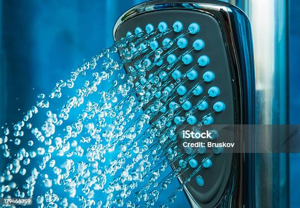 Dusche Im Badezimmer Stockfoto und mehr Bilder von Ausrüstung und Geräte - Ausrüstung und Geräte, Bildkomposition und Technik, Blau