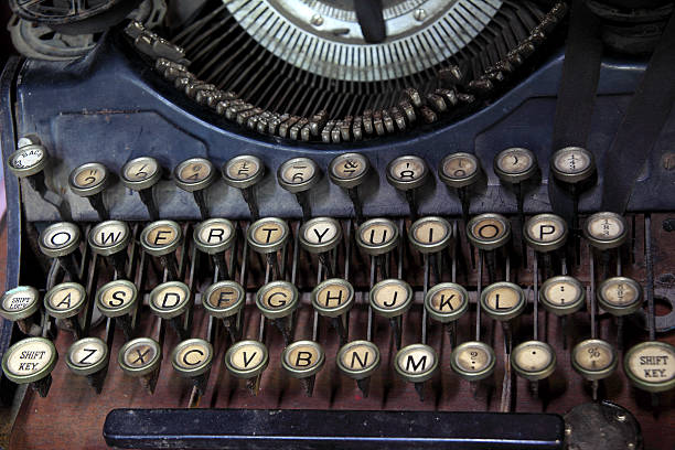 antike schreibmaschine schlüssel in nahaufnahme - typewriter retro revival old fashioned obsolete stock-fotos und bilder