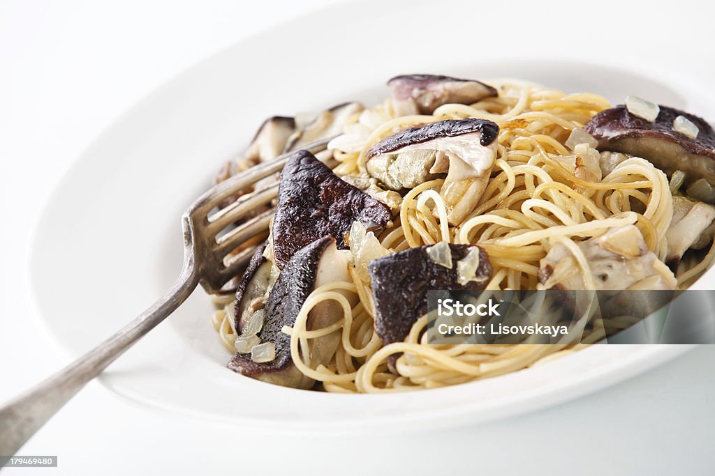 Pasta con funghi selvatici - Foto stock royalty-free di Alimentazione sana