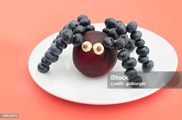 Creative Crianças De Alimentos - Fotografias de stock e mais imagens de Dia das Bruxas - Dia das Bruxas, Vacínio, Ameixa - Fruta