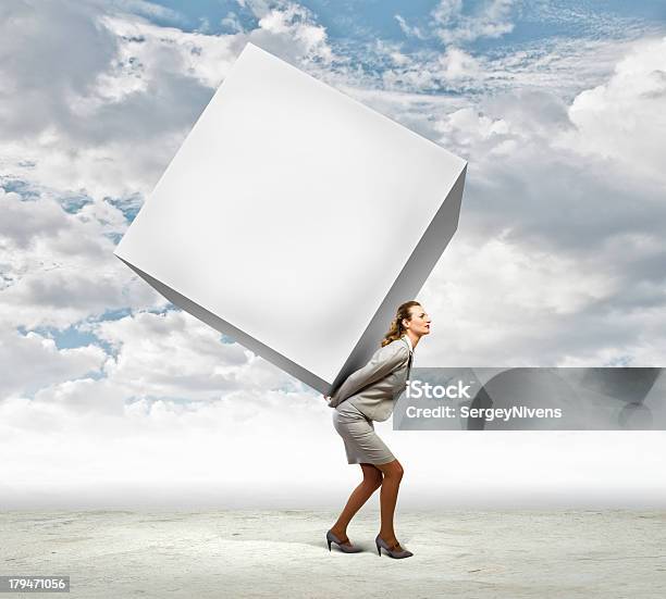 Biznesmenka Nosić Cube - zdjęcia stockowe i więcej obrazów Biznes - Biznes, Biznesmenka, Dorosły