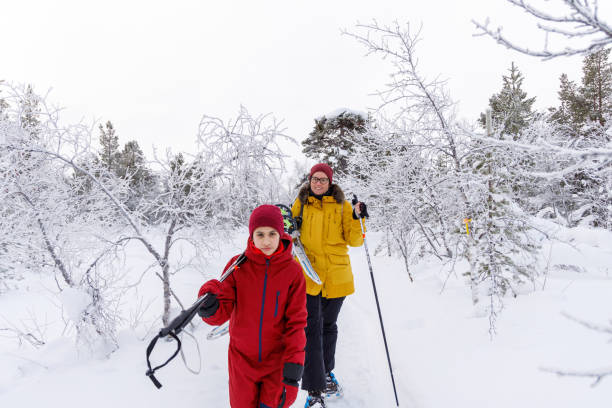 зима в лапландии - snowshoeing snowshoe child winter стоковые фото и изображения