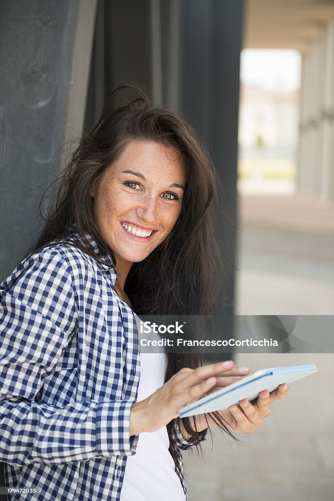 Jovem mulher feliz com tablet digital - Royalty-free Adolescente Foto de stock