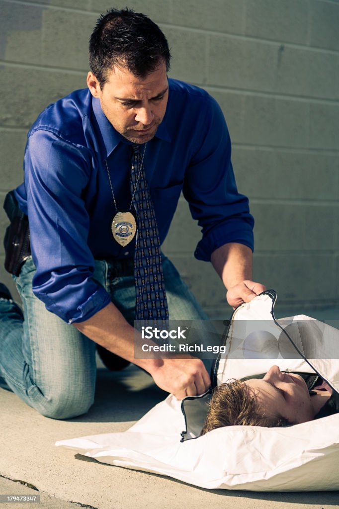 Oficial de policía con bolsa de cadáver - Foto de stock de Bolsa de cadáver libre de derechos