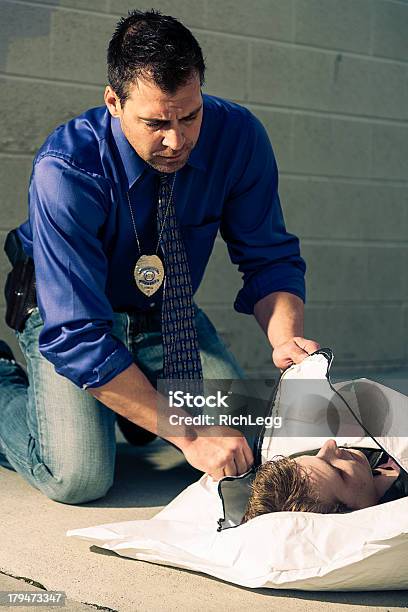 Oficial De Policía Con Bolsa De Cadáver Foto de stock y más banco de imágenes de Bolsa de cadáver - Bolsa de cadáver, 20 a 29 años, 30-39 años