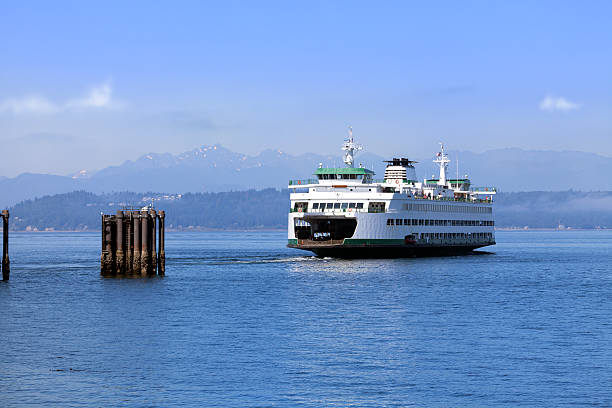 ferryboat frente a la bahía - edmonds fotografías e imágenes de stock