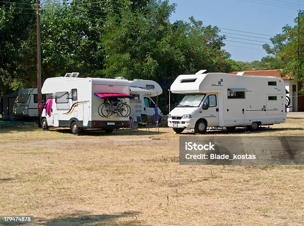 Campers - Fotografias de stock e mais imagens de Acampar - Acampar, Ao Ar Livre, Atividade Recreativa