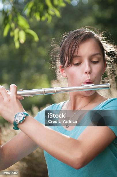 Niña Jugando Con Acanaladura En El Jardín Foto de stock y más banco de imágenes de Jugar - Jugar, Adolescente, Flauta - Instrumento de viento de madera