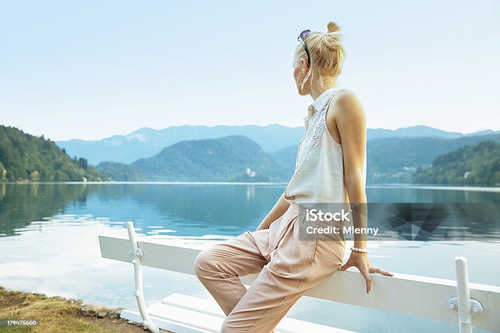 Jeune fille à la recherche sur la montagne avec vue sur le lac - Photo de Activité de loisirs libre de droits