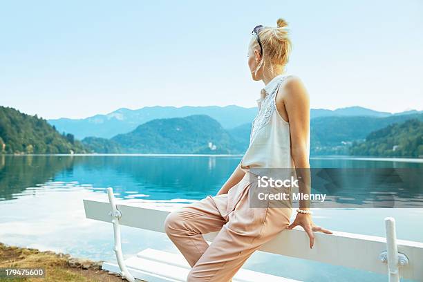 Foto de Menina Olhando Mountain Vista Para O Lago e mais fotos de stock de Adulto - Adulto, Assistindo, Atividade Recreativa