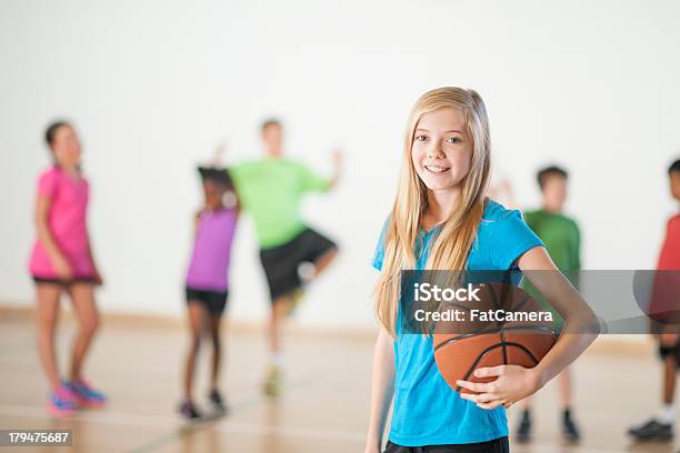 Koszykówka - zdjęcia stockowe i więcej obrazów Budynek szkolny - Budynek szkolny, Wychowanie fizyczne, Wykształcenie