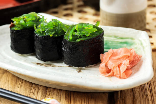 sushi verde. sushi japonés con ensalada chuka wakame. - wakame salad fotografías e imágenes de stock