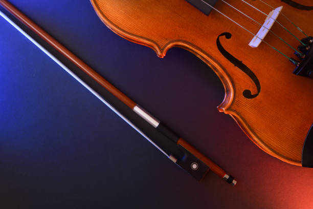 violino su sfondo nero con luci rosse e blu vista dall'alto - classical music red violin bow foto e immagini stock