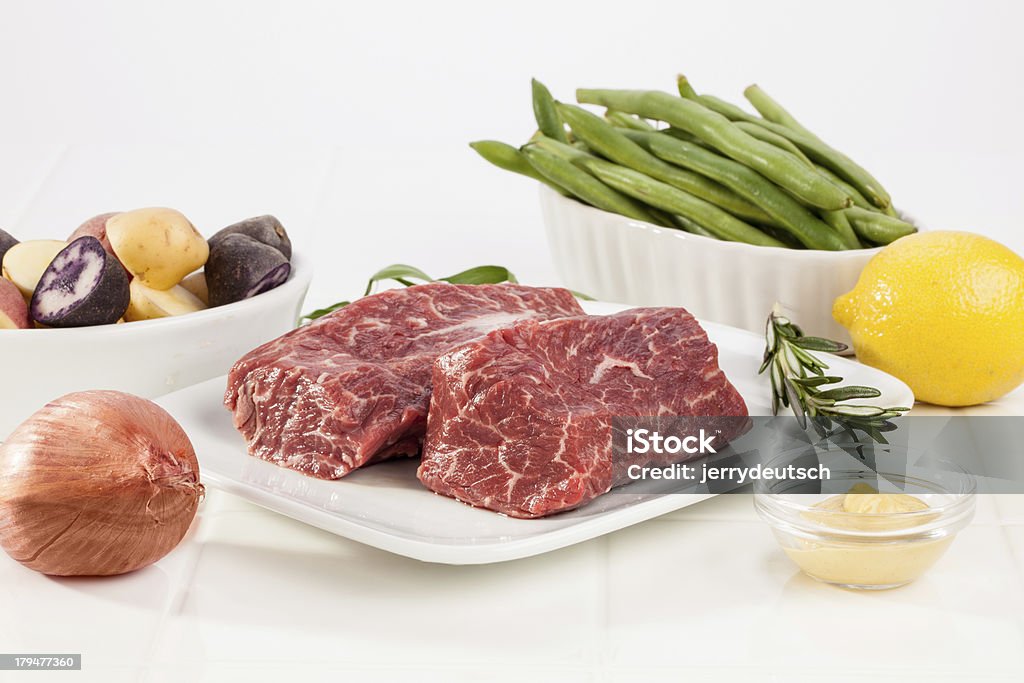 Socarrado colgador bistec de cena con ingredientes - Foto de stock de Bistec libre de derechos