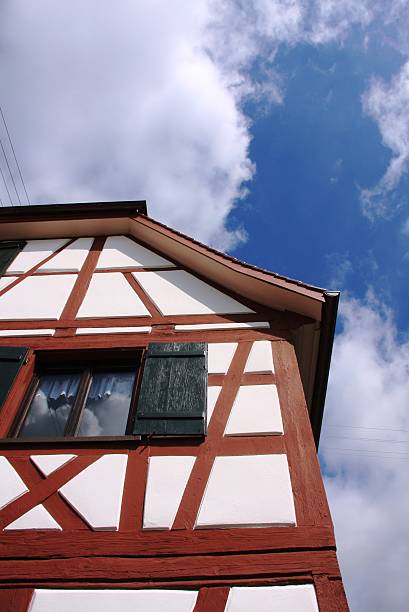 semi-casa de madeira - klappläden imagens e fotografias de stock