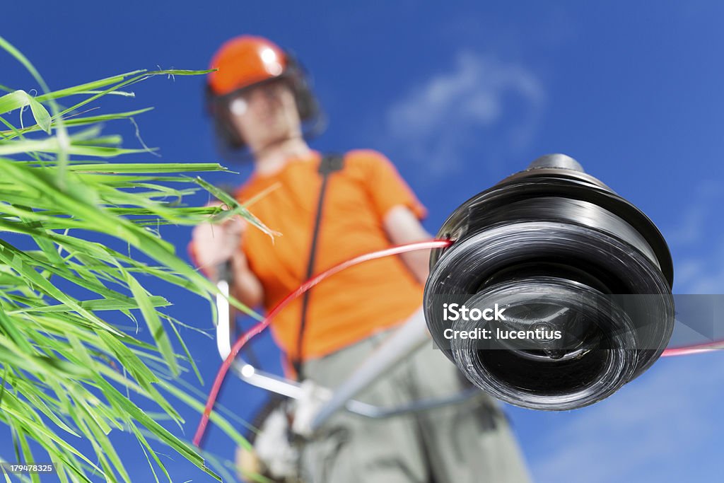 Jovem macho com Jardim strimmer - Royalty-free Ao Ar Livre Foto de stock