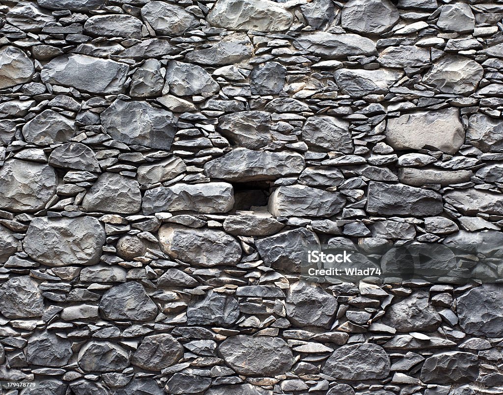 Steinmauer mit gap in der Mitte - Lizenzfrei Alt Stock-Foto