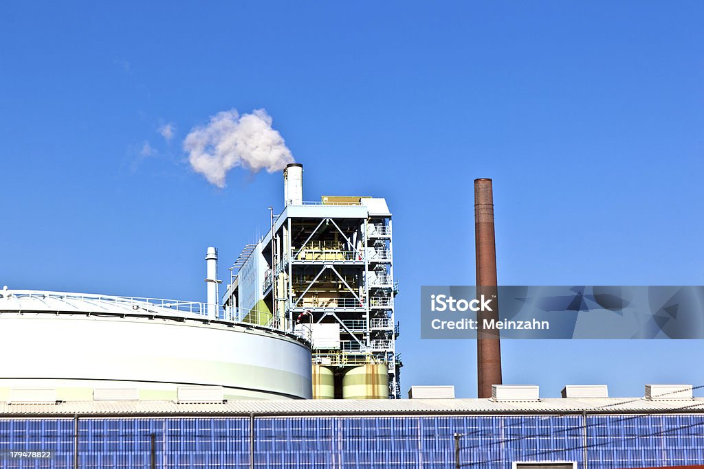 Parque Industrial com silo e a chaminé em Frankfurt Hoechst - Foto de stock de Alemanha royalty-free