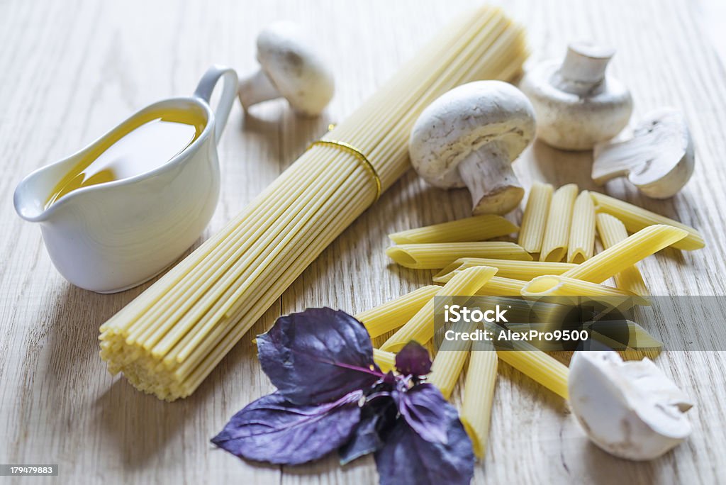 Spaghetti et ingrédients pour pâtes penne - Photo de Aliment libre de droits