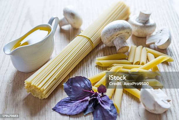 Photo libre de droit de Spaghetti Et Ingrédients Pour Pâtes Penne banque d'images et plus d'images libres de droit de Aliment - Aliment, Aliment cru, Aliments et boissons