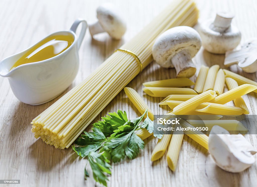 Spaghetti et ingrédients pour pâtes penne - Photo de Aliment libre de droits