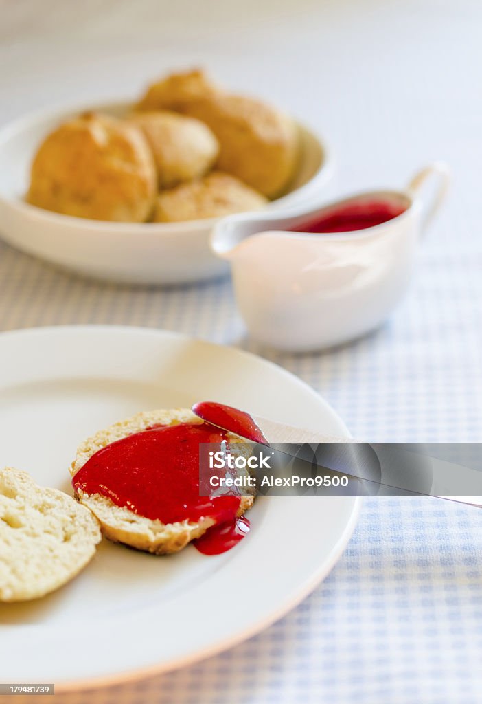 scone z redcurrant jam - Zbiór zdjęć royalty-free (Bez ludzi)