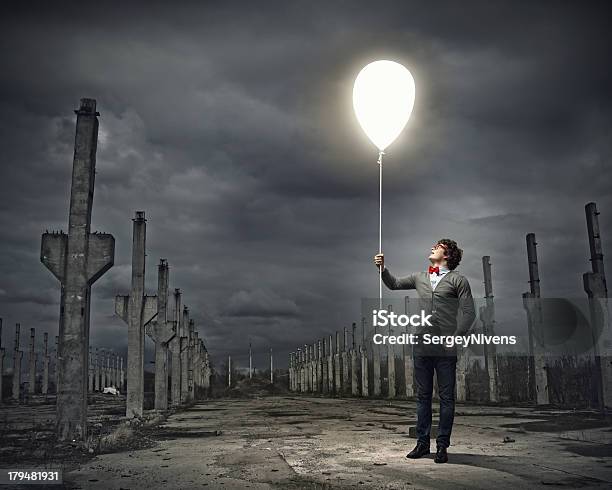 Young Man Holding A La Luz Foto de stock y más banco de imágenes de Adulto - Adulto, Aire libre, Basura