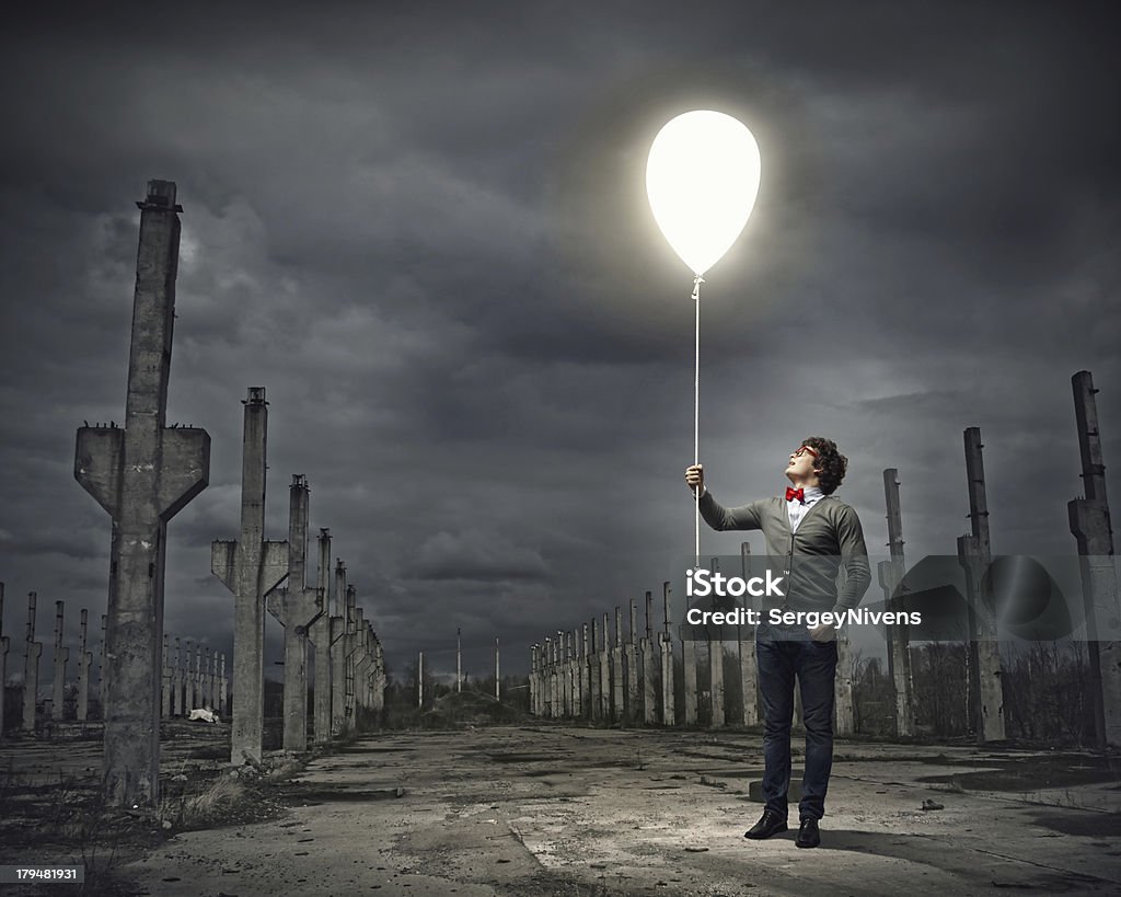 Jeune homme tenant un léger - Photo de Adulte libre de droits