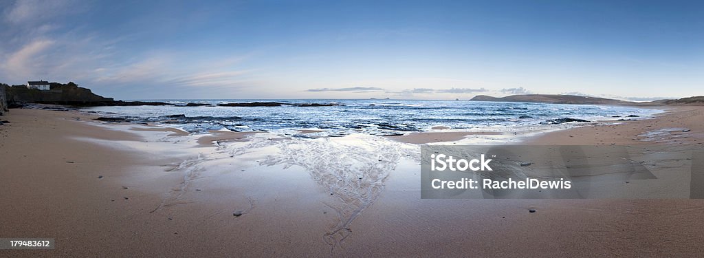 Nascer do sol grande panorama de praia em Cornwall, Inglaterra. - Royalty-free Amanhecer Foto de stock