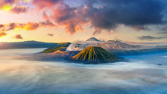 Volcán Monte Bromo (Gunung bromo) en el Parque Nacional de bromo Tengger Semeru, Java Oriental, Indonesia. photo