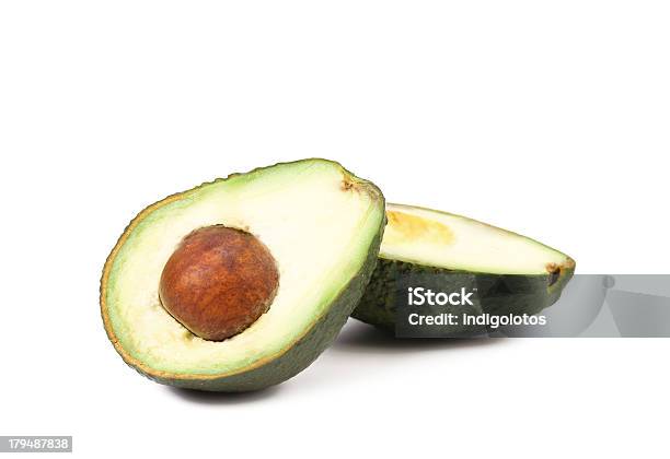 Suddiviso Avocado - Fotografie stock e altre immagini di Avocado - Avocado, Buccia, Cibo