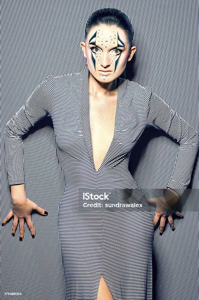Chica con un fondo de rayas con psicodélico arte de maquillaje - Foto de stock de Adulto libre de derechos