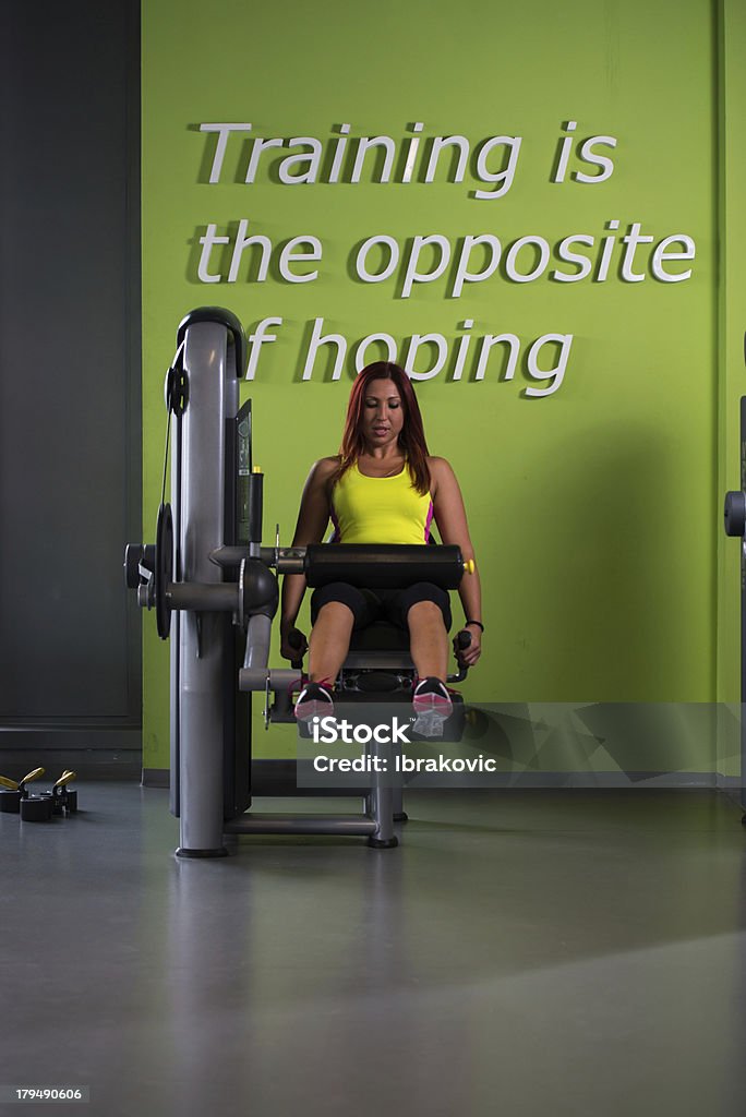 Jovem mulher na perna aparelho de musculação - Foto de stock de 20 Anos royalty-free