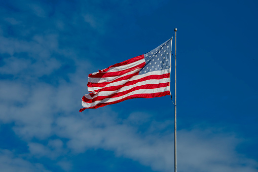 Imagem da bandeira americana em exibição contra um céu azul, capturada em Miami, Flórida, em 2019. Símbolo nacional dos Estados Unidos orgulhosamente apresentado.

ENGLISH:
Image of the American flag displayed against a blue sky, captured in Miami, Florida, in 2019. National symbol of the United States proudly showcased.