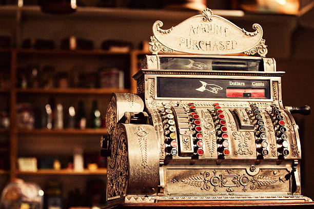 アンティーク現金で古いジェネラルストアレジスタ - cash register old fashioned antique shopping ストックフォトと画像