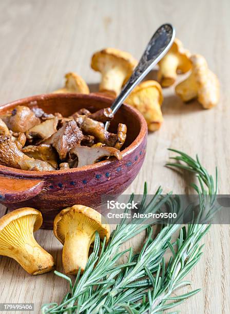 핸드로스트 골든 Chanterelles 갈색에 대한 스톡 사진 및 기타 이미지 - 갈색, 개체 그룹, 검은색