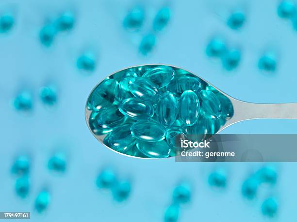 Żel Niebieski Pigułki W Spoon - zdjęcia stockowe i więcej obrazów Antybiotyk - Antybiotyk, Antydepresant, Badanie lekarskie