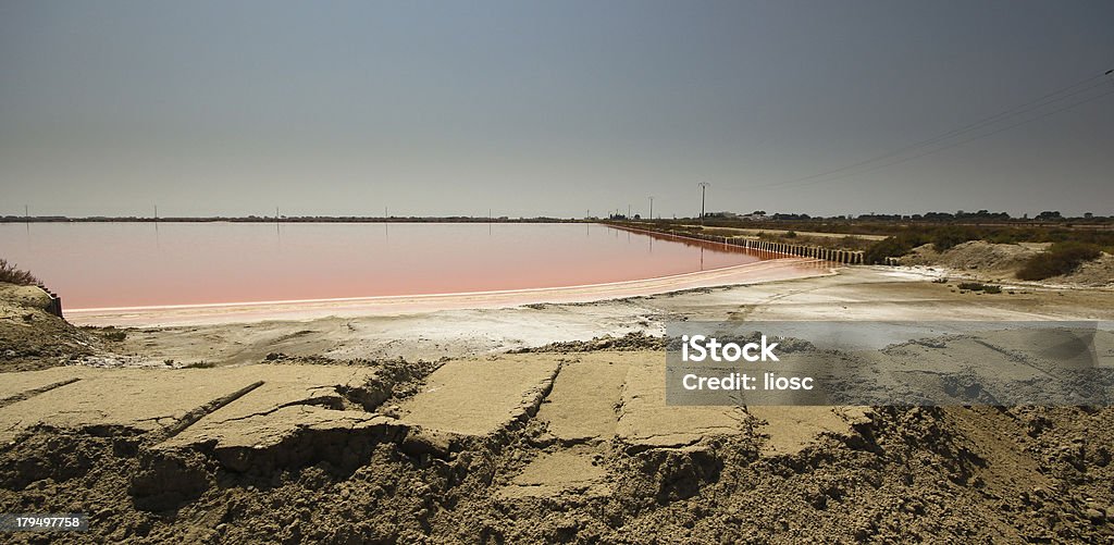 모래 스카이 및 분홍빛 소금 배이신 - 로열티 프리 0명 스톡 사진