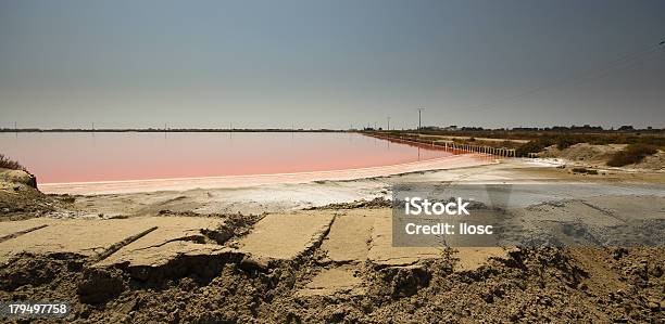 Foto de Céu E A Areia Corderosa E Bacias De Sal e mais fotos de stock de Aigues-Mortes - Aigues-Mortes, Areia, Europa Central