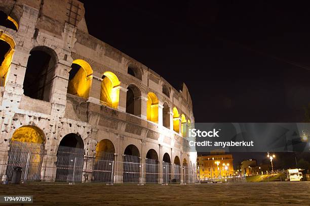 Roma Por La Noche Foto de stock y más banco de imágenes de Anfiteatro - Anfiteatro, Antiguo, Arco - Característica arquitectónica