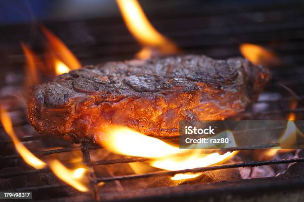 Płomień Grillowany Stek - zdjęcia stockowe i więcej obrazów Czerwony - Czerwony, Filet, Filet mignon