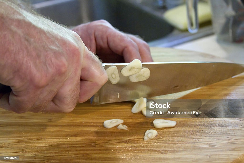 Cortando ajo - Foto de stock de Adulto libre de derechos