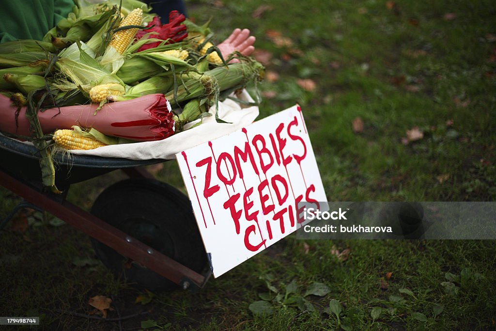 Zombie città di avanzamento - Foto stock royalty-free di Ambientazione esterna