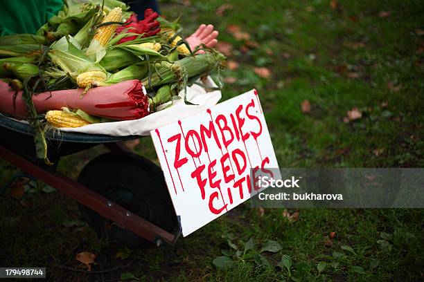 Zombie Città Di Avanzamento - Fotografie stock e altre immagini di Ambientazione esterna - Ambientazione esterna, Autunno, Camminare